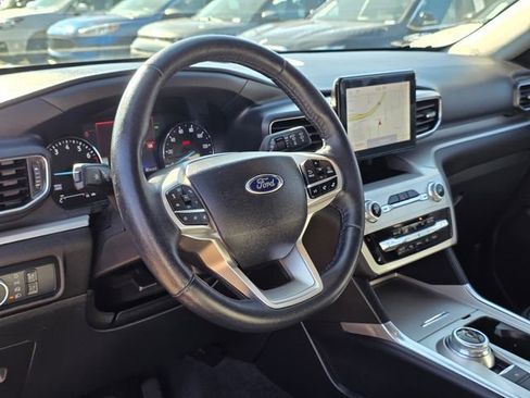 Used 2022 Ford Explorer XLT image 12