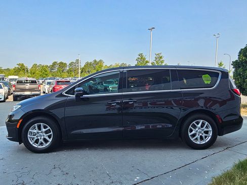 Used 2023 Chrysler Pacifica Touring-L FWD image 4
