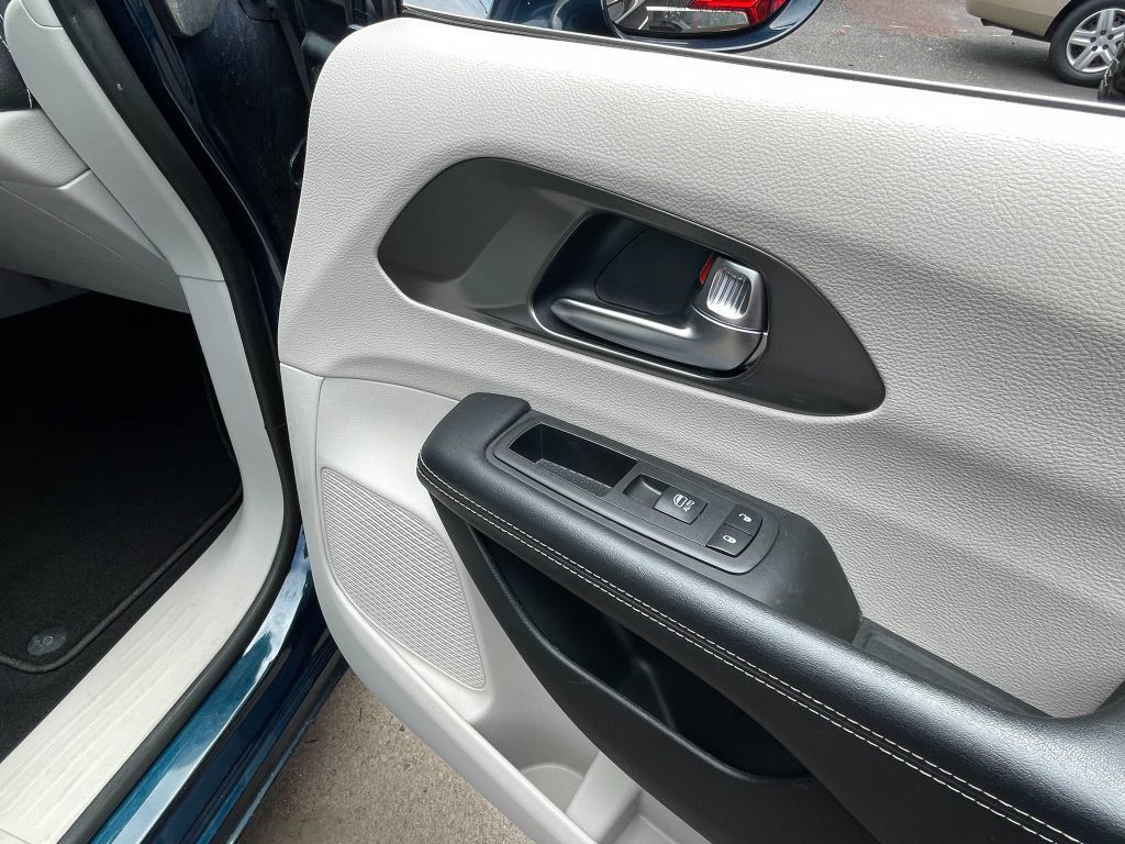 Used 2022 Chrysler Pacifica Touring-L FWD image 33