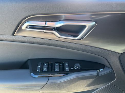 Used 2025 Kia Sportage EX image 16