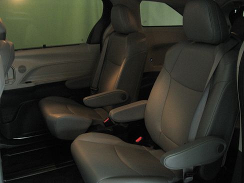 Used 2023 Toyota Sienna XLE image 9