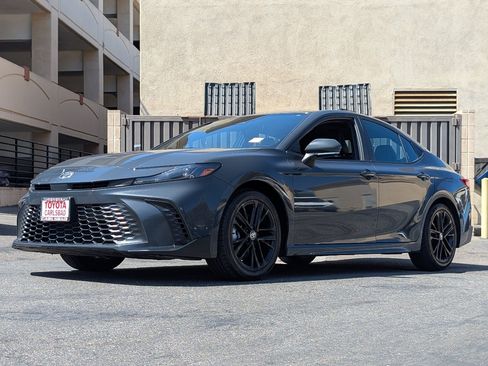 Used 2025 Toyota Camry SE FWD image 11