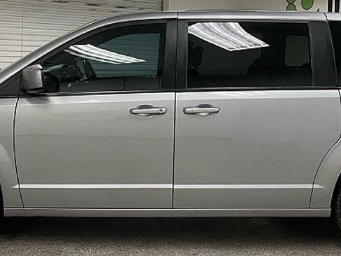 Used 2020 Dodge Grand Caravan SE image 8