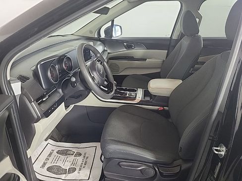 Used 2022 Kia Carnival LX image 16