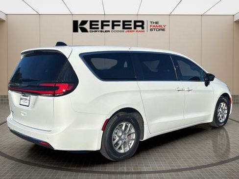 New 2026 Chrysler Pacifica Select image 5
