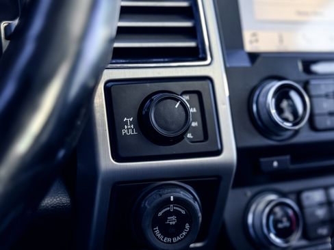 Used 2018 Ford F150 Platinum w/ Equipment Group 701A Luxury image 14