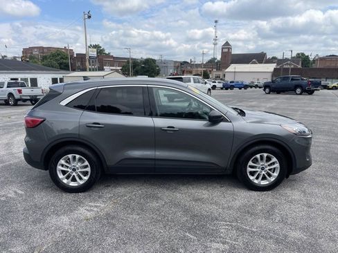 Used 2022 Ford Escape SE image 4