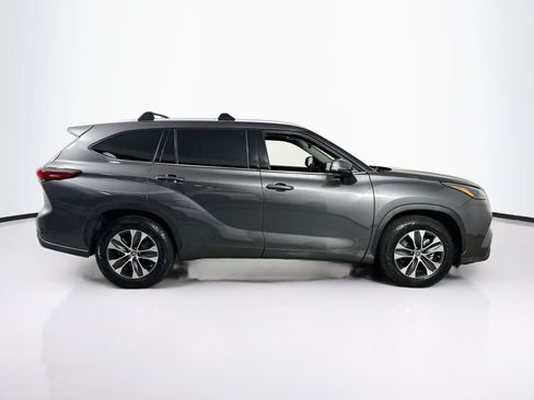 Used 2022 Toyota Highlander XLE FWD image 4