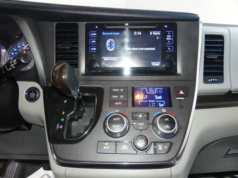 Used 2017 Toyota Sienna XLE image 35