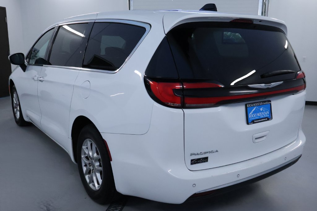 Used 2023 Chrysler Pacifica Touring-L FWD image 5
