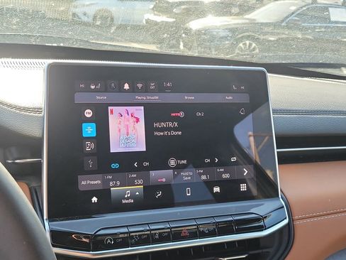 Certified 2024 Jeep Compass Limited image 24