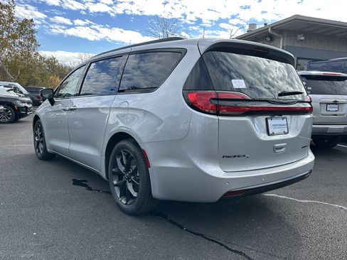 New 2026 Chrysler Pacifica Limited image 26
