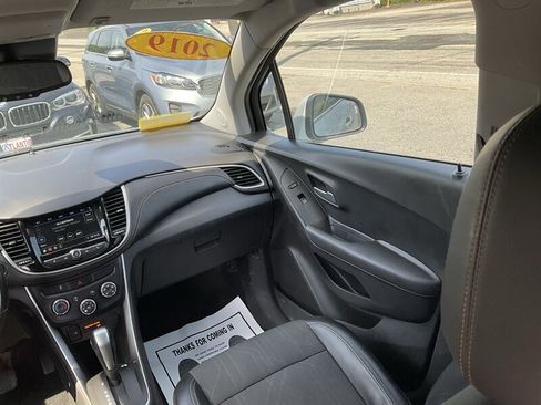 Used 2019 Chevrolet Trax LT w/ LT Convenience Package FWD image 19