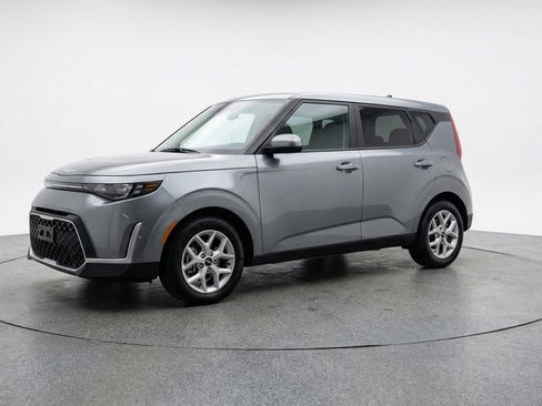 Used 2025 Kia Soul LX w/ LX Technology Package image 3