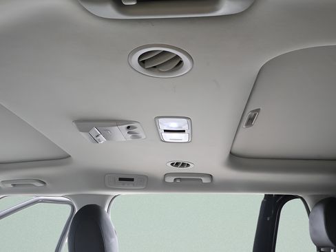 Used 2024 Kia Carnival FWD image 8