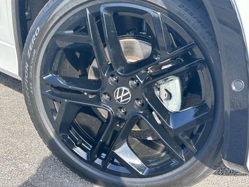 New 2026 Volkswagen Tiguan SE R-Line FWD image 2