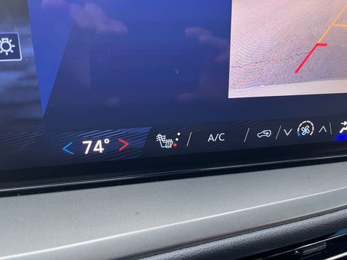 Used 2025 Chevrolet Traverse LT image 11