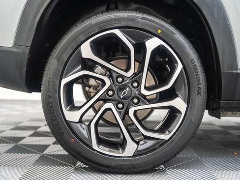 Used 2024 Chevrolet Trax RS w/ Sunroof Package FWD image 18
