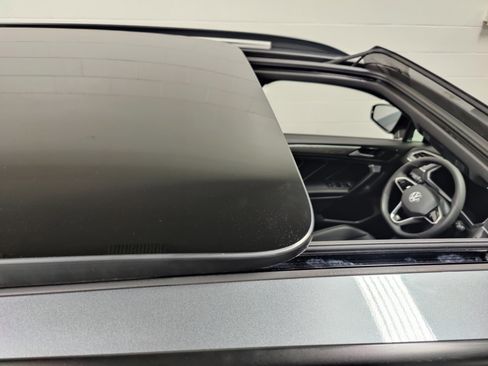 Certified 2022 Volkswagen Tiguan SE R-Line image 8