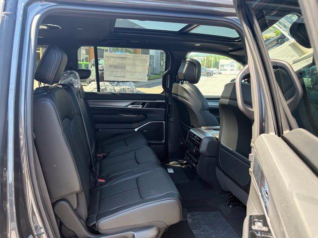 New 2026 Jeep Grand Wagoneer 4WD w/ Premium Group I image 32
