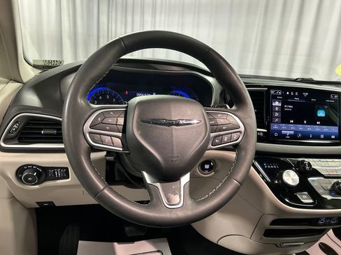 Used 2024 Chrysler Pacifica Touring-L image 15