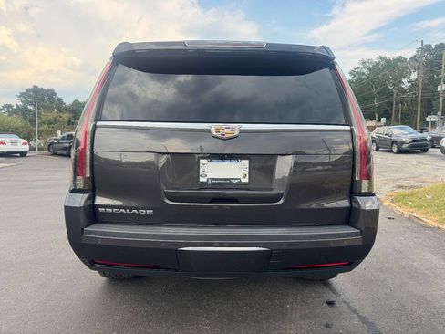 Used 2017 Cadillac Escalade Premium Luxury image 4