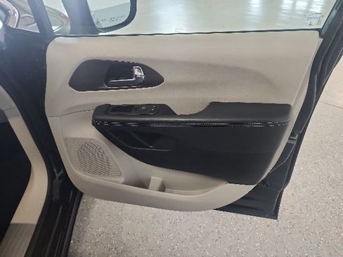 Used 2023 Chrysler Voyager LX FWD image 18