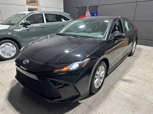 Used 2025 Toyota Camry LE w/ Convenience Package image 6