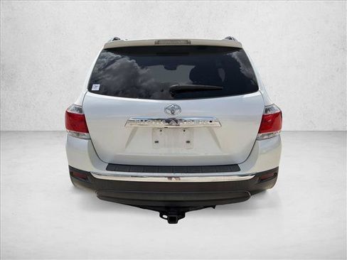 Used 2013 Toyota Highlander SE FWD image 4