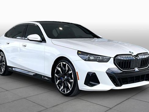 Used 2025 BMW 530i w/ M Sport Package RWD image 2