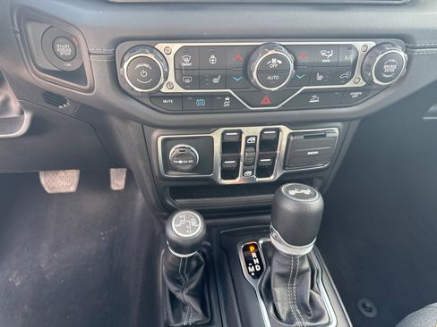 Used 2025 Jeep Wrangler Sahara image 28