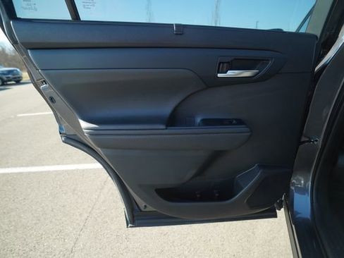 Used 2021 Toyota Highlander XLE image 17