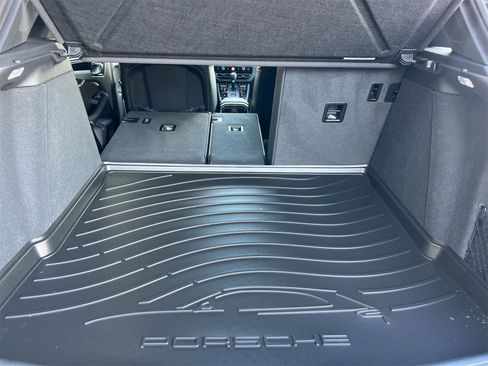 Used 2025 Porsche Macan image 17