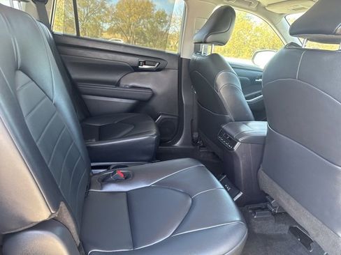 Used 2024 Toyota Highlander XLE image 19