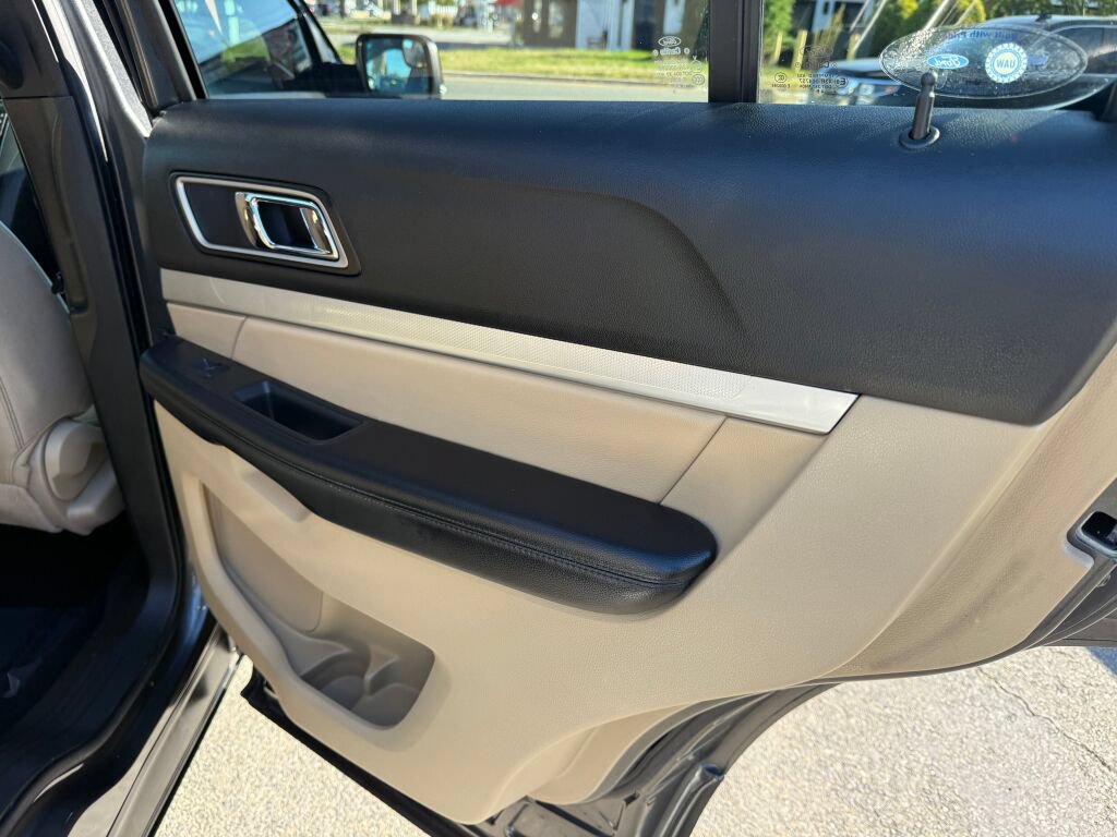Used 2017 Ford Explorer XLT FWD image 23