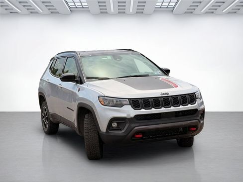 Used 2025 Jeep Compass Trailhawk AWD/4WD image 4