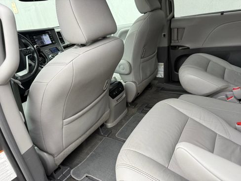 Used 2018 Toyota Sienna XLE Premium w/ Carpet Mat Package image 14
