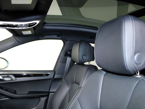 Certified 2026 Porsche Macan AWD/4WD image 18