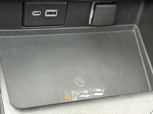 Used 2021 Chevrolet Suburban Z71 w/ Z71 Signature Package image 26