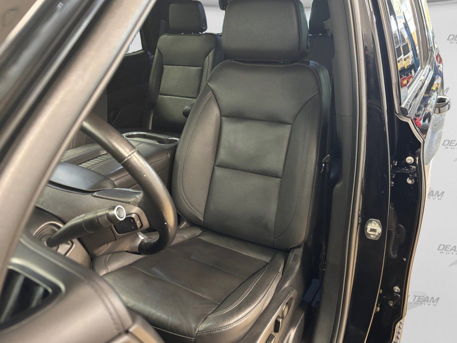 Used 2022 Chevrolet Tahoe Z71 w/ Luxury Package AWD/4WD image 39