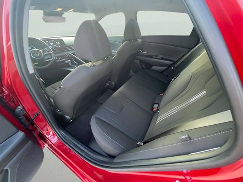 Used 2025 Hyundai Elantra Blue image 26