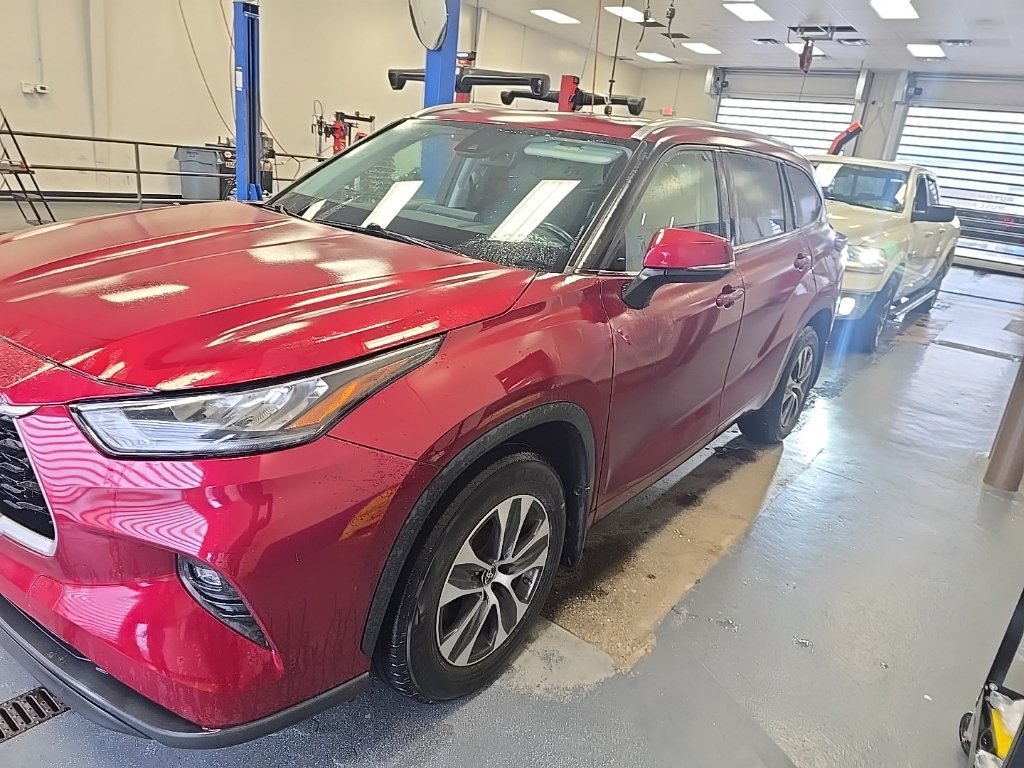 Used 2020 Toyota Highlander XLE AWD/4WD image 2