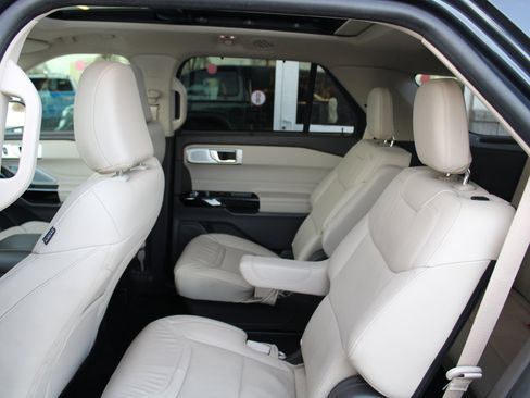 Used 2023 Ford Explorer Platinum w/ Technology Package image 36