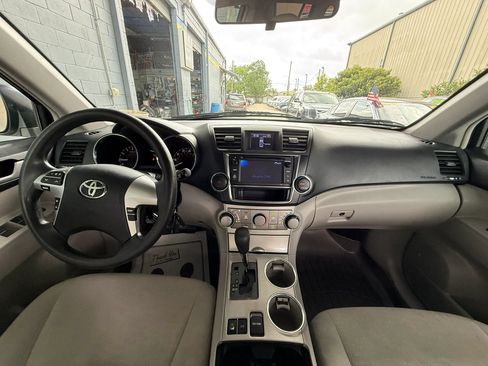 Used 2013 Toyota Highlander Plus AWD/4WD image 9