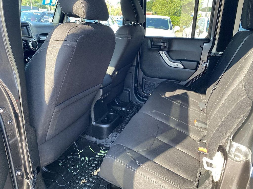 Used 2017 Jeep Wrangler Unlimited Sahara w/ Connectivity Group AWD/4WD image 18