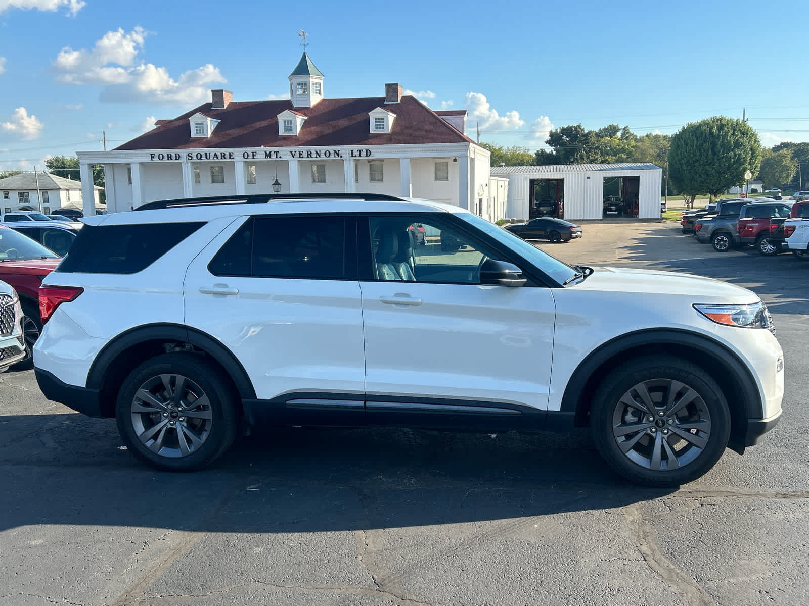 Used 2023 Ford Explorer XLT w/ Equipment Group 202A AWD/4WD image 4