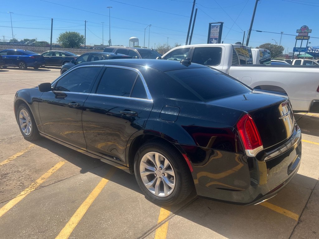 Used 2018 Chrysler 300 Touring RWD image 4