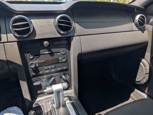 Used 2005 Ford Mustang Deluxe image 25