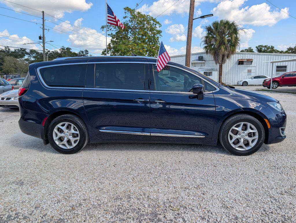 Used 2017 Chrysler Pacifica Touring-L Plus w/ Tire & Wheel Group FWD image 8