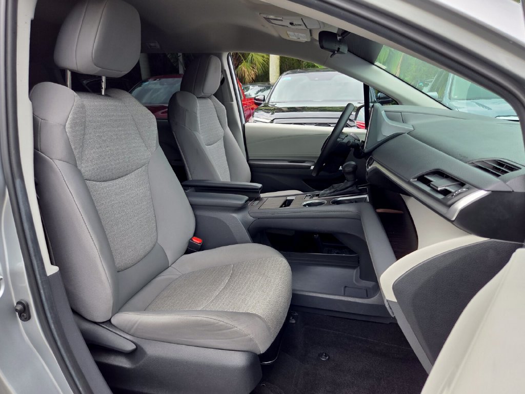 Used 2024 Toyota Sienna LE FWD image 19